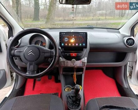 Белый Ситроен С1, объемом двигателя 1 л и пробегом 84 тыс. км за 5400 $, фото 5 на Automoto.ua