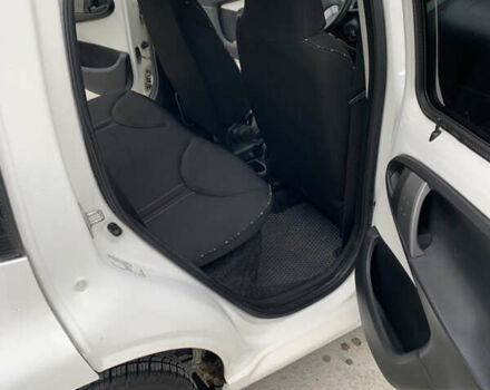 Белый Ситроен С1, объемом двигателя 1 л и пробегом 163 тыс. км за 5500 $, фото 11 на Automoto.ua