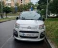 Белый Ситроен С3 Пикассо, объемом двигателя 1.2 л и пробегом 206 тыс. км за 7000 $, фото 1 на Automoto.ua