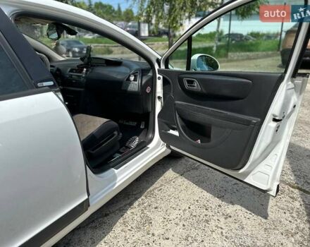 Белый Ситроен С4, объемом двигателя 2 л и пробегом 224 тыс. км за 6500 $, фото 15 на Automoto.ua