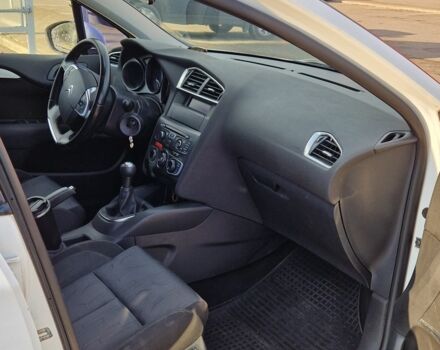 Белый Ситроен С4, объемом двигателя 1.6 л и пробегом 242 тыс. км за 5500 $, фото 5 на Automoto.ua