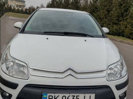 Белый Ситроен С4, объемом двигателя 1.6 л и пробегом 192 тыс. км за 4500 $, фото 1 на Automoto.ua
