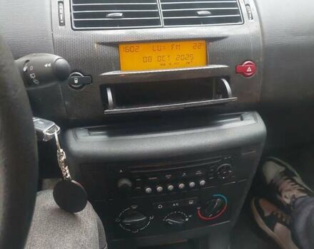 Красный Ситроен С4, объемом двигателя 1.6 л и пробегом 184 тыс. км за 3900 $, фото 3 на Automoto.ua