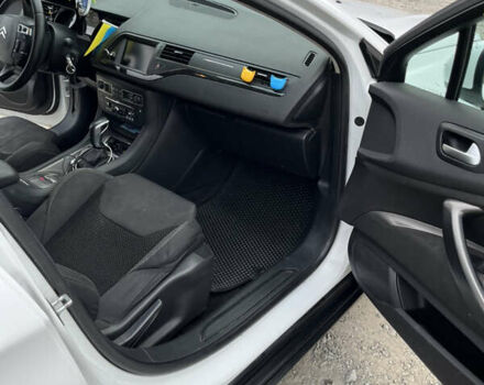 Белый Ситроен С5, объемом двигателя 2 л и пробегом 300 тыс. км за 5900 $, фото 20 на Automoto.ua