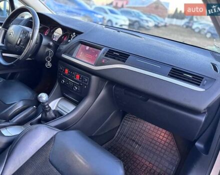 Бежевый Ситроен С5, объемом двигателя 2 л и пробегом 213 тыс. км за 5499 $, фото 30 на Automoto.ua