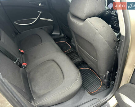 Бежевый Ситроен С5, объемом двигателя 2 л и пробегом 240 тыс. км за 4950 $, фото 12 на Automoto.ua