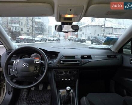 Бежевый Ситроен С5, объемом двигателя 2 л и пробегом 300 тыс. км за 5800 $, фото 10 на Automoto.ua