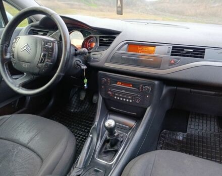 Чорний Сітроен С5, об'ємом двигуна 1.6 л та пробігом 210 тис. км за 3950 $, фото 15 на Automoto.ua