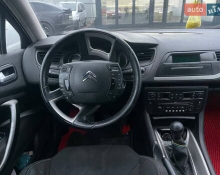 Красный Ситроен С5, объемом двигателя 2 л и пробегом 300 тыс. км за 5990 $, фото 13 на Automoto.ua