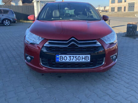 Красный Ситроен ДС4, объемом двигателя 1.56 л и пробегом 134 тыс. км за 10500 $, фото 1 на Automoto.ua