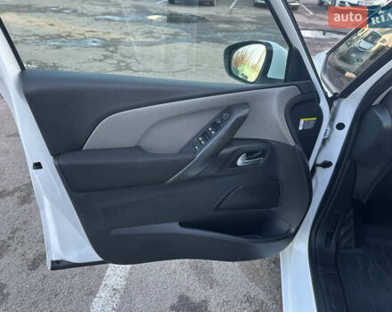 Белый Ситроен Гранд С4 Пикассо, объемом двигателя 1.6 л и пробегом 214 тыс. км за 12300 $, фото 34 на Automoto.ua