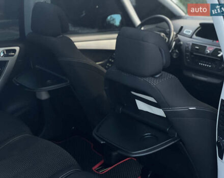 Красный Ситроен Гранд С4 Пикассо, объемом двигателя 1.56 л и пробегом 215 тыс. км за 5999 $, фото 43 на Automoto.ua