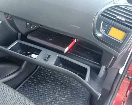 Червоний Сітроен Гранд С4 Пікассо, об'ємом двигуна 2 л та пробігом 300 тис. км за 7997 $, фото 75 на Automoto.ua