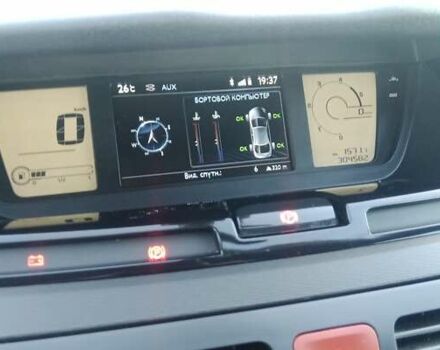 Красный Ситроен Гранд С4 Пикассо, объемом двигателя 2 л и пробегом 305 тыс. км за 8300 $, фото 98 на Automoto.ua