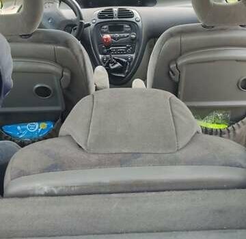 Красный Ситроен Ксара Пикассо, объемом двигателя 2 л и пробегом 450 тыс. км за 2400 $, фото 8 на Automoto.ua