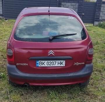 Красный Ситроен Ксара Пикассо, объемом двигателя 2 л и пробегом 450 тыс. км за 2400 $, фото 3 на Automoto.ua