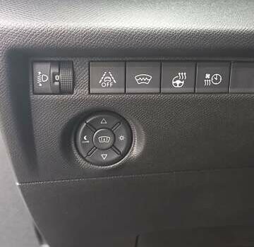 Белый Ситроен e-C4, объемом двигателя 0 л и пробегом 70 тыс. км за 17200 $, фото 7 на Automoto.ua