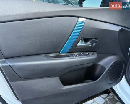 Белый Ситроен e-C4, объемом двигателя 0 л и пробегом 50 тыс. км за 16590 $, фото 23 на Automoto.ua