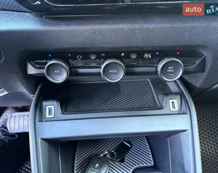 Белый Ситроен e-C4, объемом двигателя 0 л и пробегом 50 тыс. км за 16590 $, фото 25 на Automoto.ua