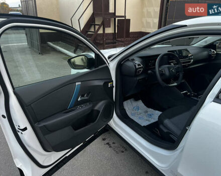 Ситроен e-C4 2023 в Ровно на Automoto.ua Белый Ситроен e-C4, объемом двигателя 0 л и пробегом 7 тыс. км за 17800 $, фото 8 на Automoto.ua