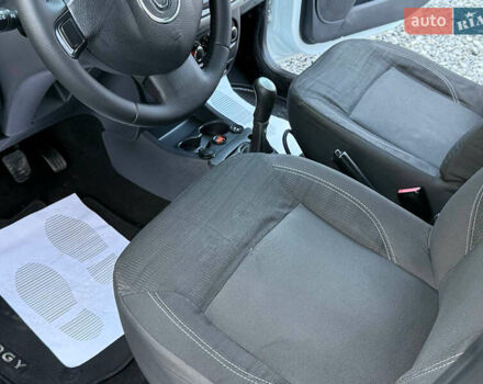 Белый Дачия Лоджи, объемом двигателя 1.6 л и пробегом 220 тыс. км за 5750 $, фото 33 на Automoto.ua