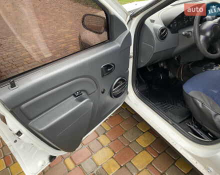 Дачія Logan 2008 у Бобровице на Automoto.ua Білий Дачія Logan, об'ємом двигуна 1.39 л та пробігом 400 тис. км за 1999 $, фото 13 на Automoto.ua