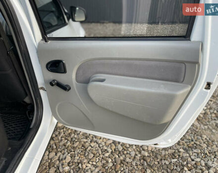 Белый Дачия Логан, объемом двигателя 1.5 л и пробегом 217 тыс. км за 6200 $, фото 37 на Automoto.ua