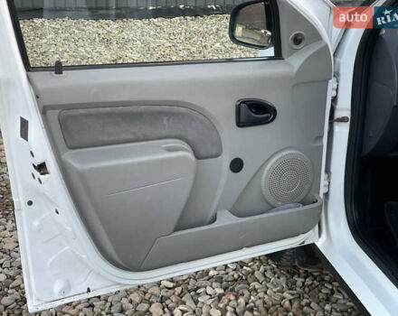 Белый Дачия Логан, объемом двигателя 1.5 л и пробегом 217 тыс. км за 6200 $, фото 22 на Automoto.ua