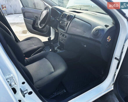 Белый Дачия Логан, объемом двигателя 1.2 л и пробегом 448 тыс. км за 3550 $, фото 6 на Automoto.ua