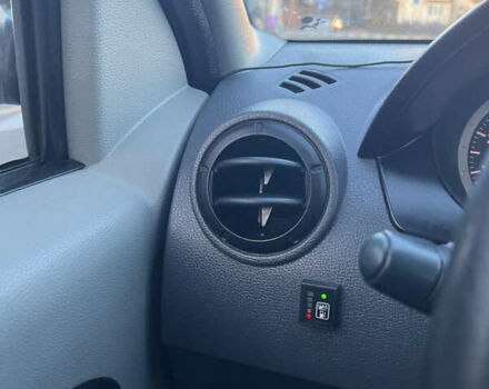 Красный Дачия Логан, объемом двигателя 1.6 л и пробегом 260 тыс. км за 3200 $, фото 10 на Automoto.ua