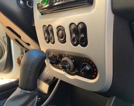 Дачия Сандеро 2009 в Днепре (Днепропетровске) на Automoto.ua Белый Дачия Сандеро, объемом двигателя 1.39 л и пробегом 275 тыс. км за 3700 $, фото 12 на Automoto.ua