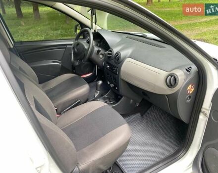 Білий Дачія Sandero, об'ємом двигуна 1.15 л та пробігом 157 тис. км за 4000 $, фото 13 на Automoto.ua
