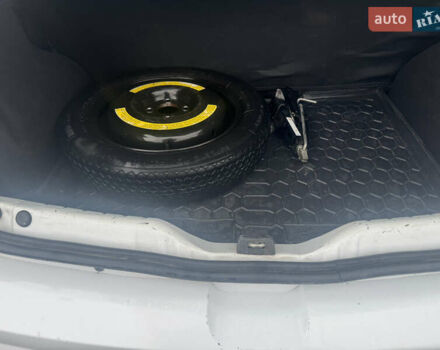 Белый Дачия Сандеро, объемом двигателя 1.2 л и пробегом 216 тыс. км за 3700 $, фото 17 на Automoto.ua