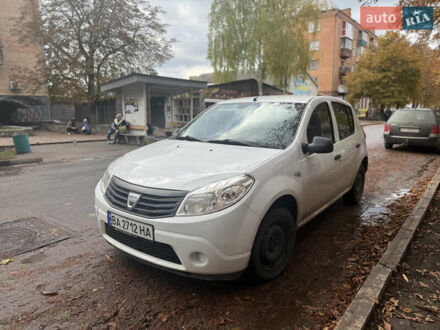Белый Дачия Сандеро, объемом двигателя 1.39 л и пробегом 220 тыс. км за 4500 $, фото 1 на Automoto.ua