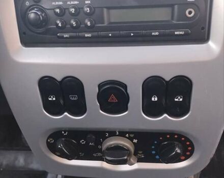 Черный Дачия Сандеро, объемом двигателя 1.2 л и пробегом 300 тыс. км за 4000 $, фото 7 на Automoto.ua