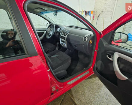 Красный Дачия Сандеро, объемом двигателя 1.39 л и пробегом 176 тыс. км за 5500 $, фото 4 на Automoto.ua