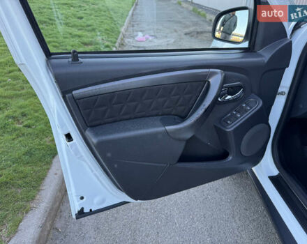 Белый Дачия Duster, объемом двигателя 1.6 л и пробегом 203 тыс. км за 9950 $, фото 13 на Automoto.ua