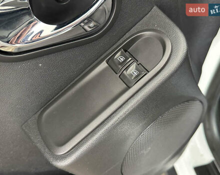 Белый Дачия Duster, объемом двигателя 1.5 л и пробегом 198 тыс. км за 11950 $, фото 5 на Automoto.ua