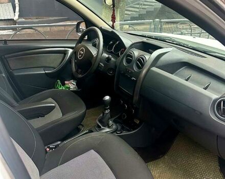 Белый Дачия Duster, объемом двигателя 15 л и пробегом 211 тыс. км за 5000 $, фото 4 на Automoto.ua