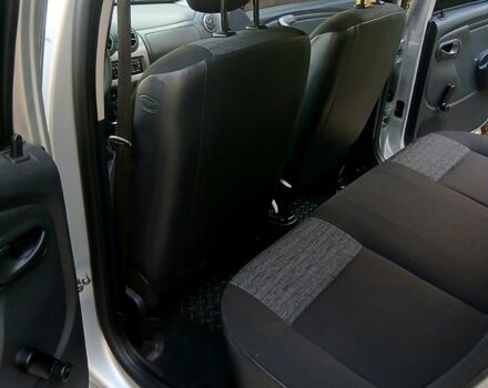 Дачия Duster, объемом двигателя 1.6 л и пробегом 200 тыс. км за 8350 $, фото 4 на Automoto.ua