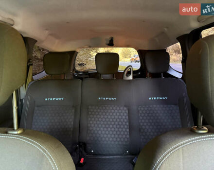 Черный Дачия Lodgy Stepway, объемом двигателя 1.2 л и пробегом 183 тыс. км за 8699 $, фото 4 на Automoto.ua