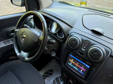 Черный Дачия Lodgy Stepway, объемом двигателя 1.2 л и пробегом 183 тыс. км за 8699 $, фото 1 на Automoto.ua