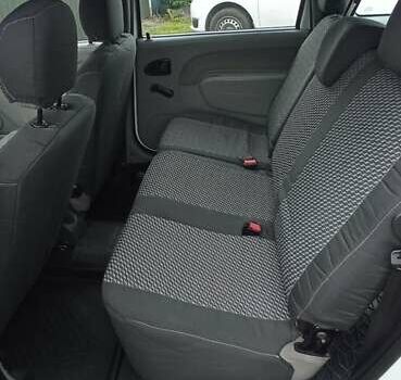 Белый Дачия Logan MCV, объемом двигателя 1.5 л и пробегом 280 тыс. км за 5650 $, фото 5 на Automoto.ua