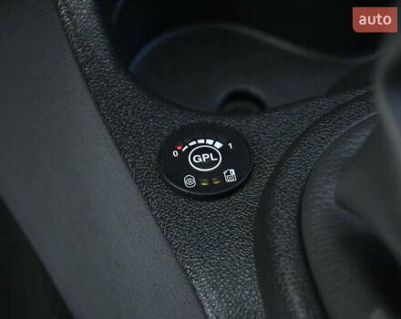 Черный Дачия Logan MCV, объемом двигателя 1.6 л и пробегом 135 тыс. км за 6950 $, фото 16 на Automoto.ua