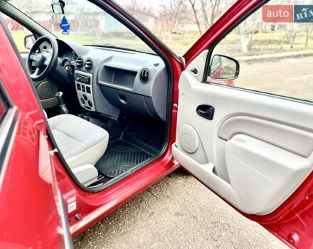 Красный Дачия Logan MCV, объемом двигателя 1.6 л и пробегом 175 тыс. км за 5200 $, фото 4 на Automoto.ua