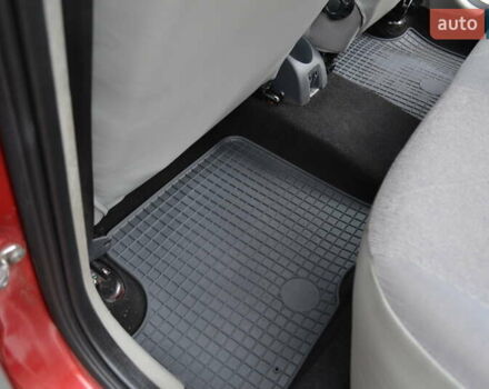 Красный Дачия Logan MCV, объемом двигателя 1.6 л и пробегом 192 тыс. км за 4900 $, фото 27 на Automoto.ua