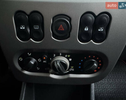 Красный Дачия Sandero StepWay, объемом двигателя 1.6 л и пробегом 135 тыс. км за 6750 $, фото 24 на Automoto.ua