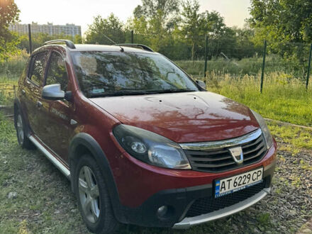 Дачія Sandero StepWay 2010 у Івано-Франківську на Automoto.ua Червоний Дачія Sandero StepWay, об'ємом двигуна 1.6 л та пробігом 283 тис. км за 5799 $, фото 1 на Automoto.ua