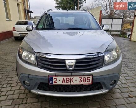 Серый Дачия Sandero StepWay, объемом двигателя 1.6 л и пробегом 200 тыс. км за 5700 $, фото 2 на Automoto.ua