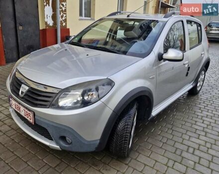 Серый Дачия Sandero StepWay, объемом двигателя 1.6 л и пробегом 200 тыс. км за 5700 $, фото 1 на Automoto.ua